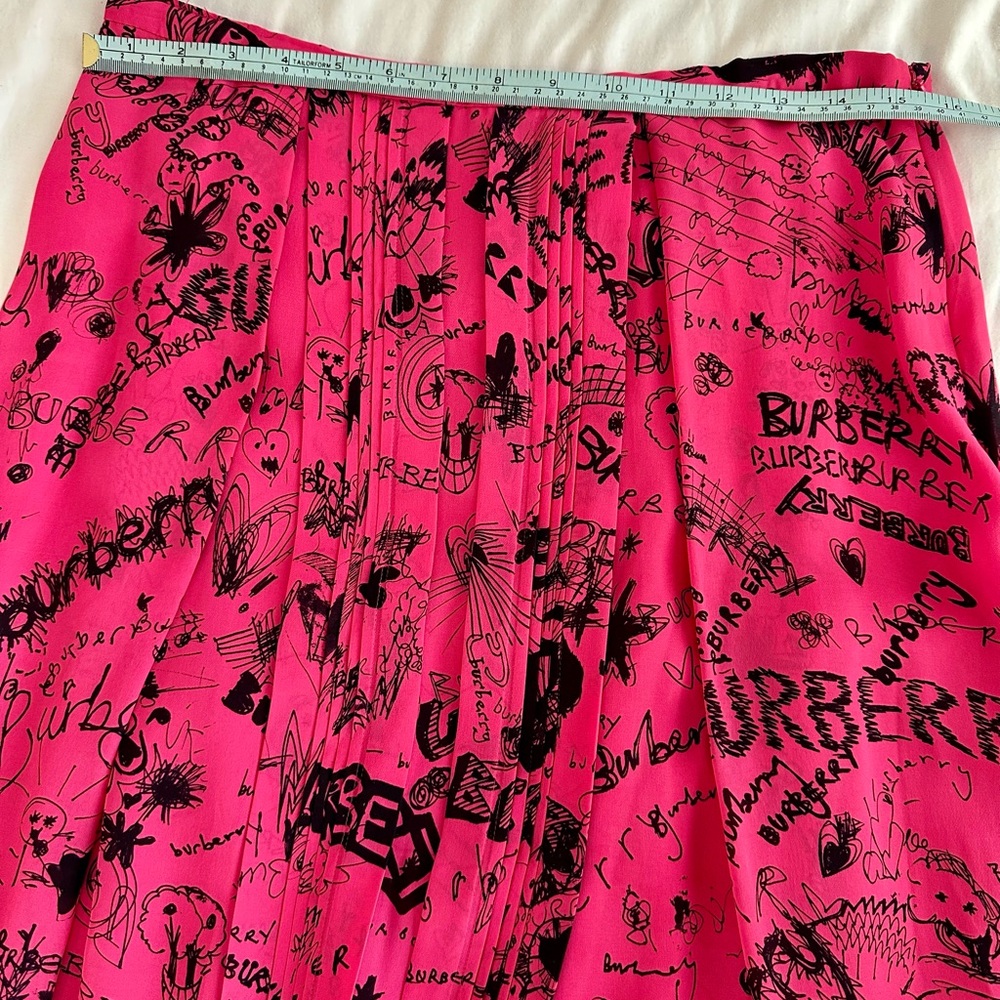Authentic Burberry Vibrant Pink A-Line Skirt with Black Graphic Print - Picture 12 of 16